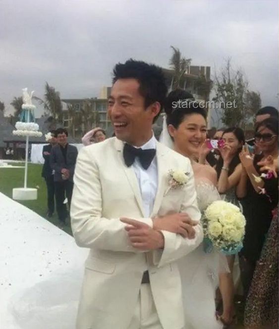 张兰穿旗袍优雅亮相儿子汪小菲婚礼，诠释东方韵味